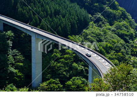 緑の谷を渡る橋 奥秩父 雷電廿六木橋 a-2 橋上のバイクと自動車 緑の谷を渡る橋 奥秩父 雷電廿六木橋 a-2 橋上のバイクと自動車 34758510