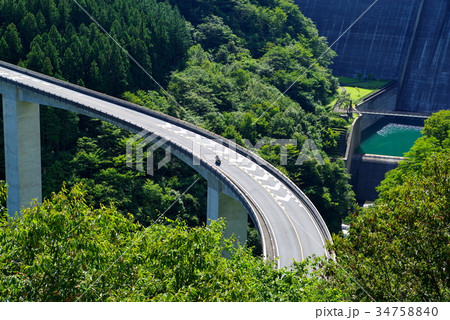 ダムの下を渡る橋 奥秩父 雷電廿六木橋　a-3 橋上のバイク 34758840