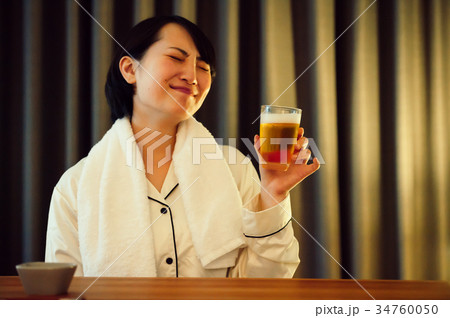 宅飲み　ビールを飲む若い女性 34760050