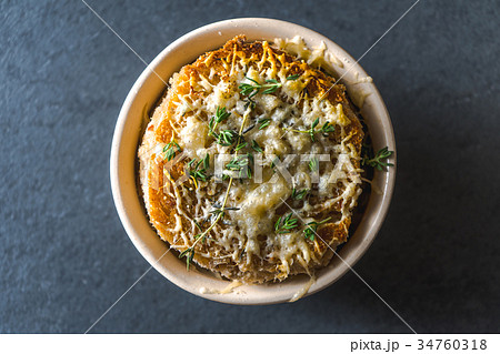 French onion soup with cheese, croutons and thyme 34760318