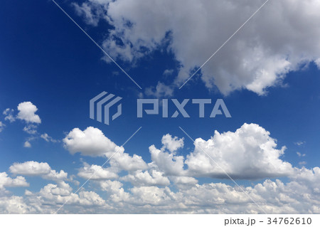 Cloud on blue sky in the daytime. 34762610