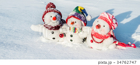 Happy snowman family Happy snowman family 34762747