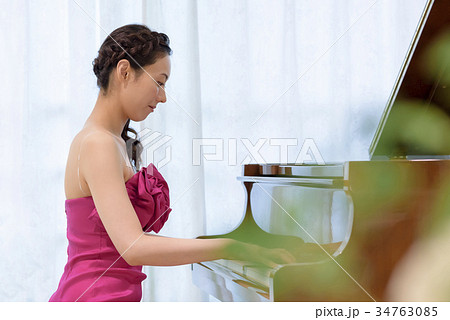 ピアノを弾く女性 ピアノを弾く女性 34763085