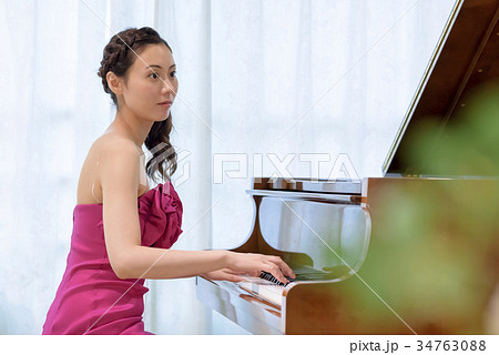 ピアノを弾く女性 34763088