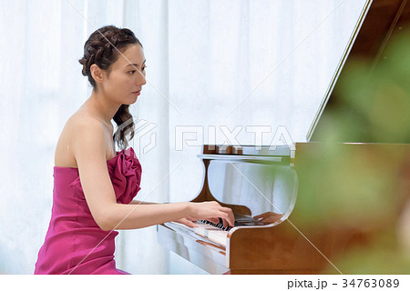 ピアノを弾く女性 34763089
