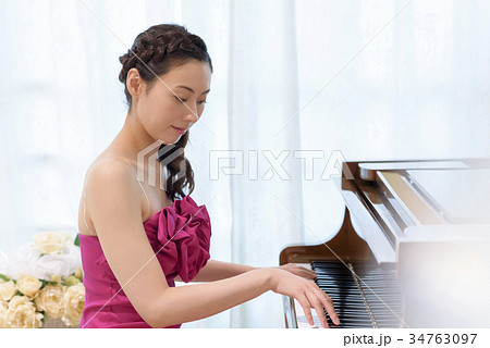 ピアノを弾く女性 34763097