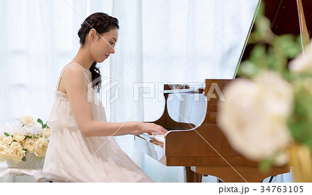 ピアノを弾く女性 ピアノを弾く女性 34763105