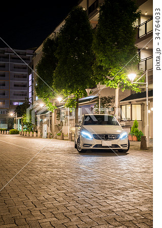 白い車と夜の街並み風景 白い車と夜の街並み風景 34764033