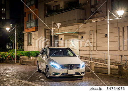 白い車と夜の街並み風景 34764036