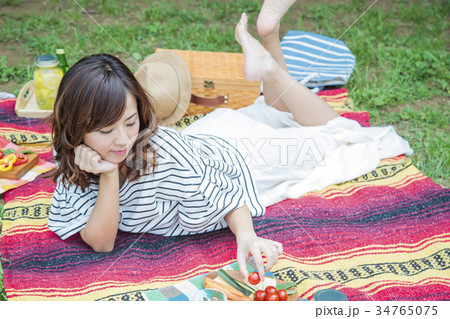 ピクニック 女性 レジャー 公園 ランチ ピクニック 女性 レジャー 公園 ランチ 34765075