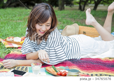 ピクニック　女性　レジャー　公園　ランチ 34765076