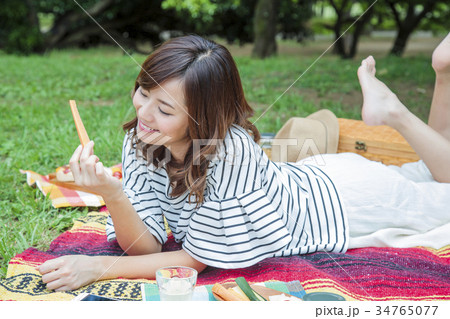 ピクニック 女性 レジャー 公園 ランチ ピクニック 女性 レジャー 公園 ランチ 34765077