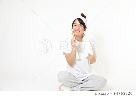 若い女性 口腔ケア 歯磨きをする 若い女性 口腔ケア 歯磨きをする 34765526