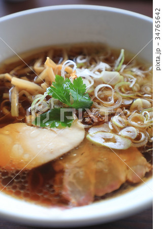 おいしいしょうゆ味ラーメン 34765642