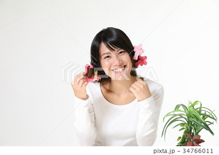 若い女性　ヘアアレンジ　髪を巻く 34766011