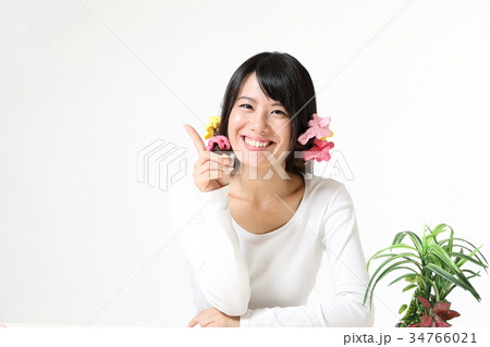 若い女性 ヘアアレンジ 髪を巻く 若い女性 ヘアアレンジ 髪を巻く 34766021
