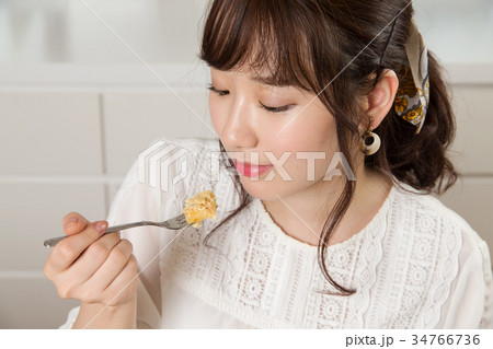 ケーキを食べる女性 ケーキを食べる女性 34766736