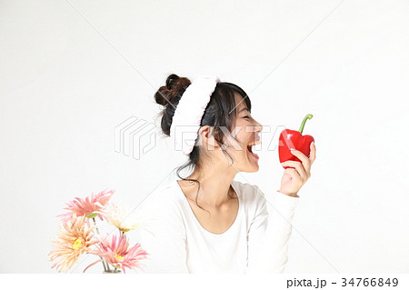 若い女性　赤いパプリカを食べる 34766849