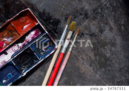 Old used watercolor set and old brushes 34767331