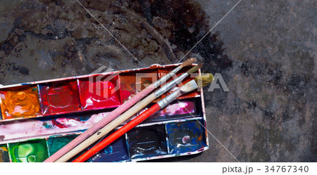 Old used watercolor set and old brushes 34767340