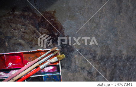 Old used watercolor set and old brushes 34767341