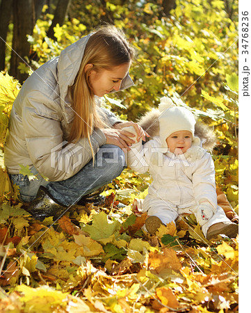 Mother with little daughter in autumn park 34768236