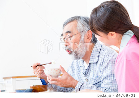 若い介護士とおじいちゃん 食事を楽しむ 会話 介助 栄養管理 老人ホーム デイケアセンター 若い介護士とおじいちゃん 食事を楽しむ 会話 介助 栄養管理 老人ホーム デイケアセンター 34769701