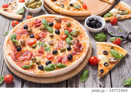 Italian pizza with mozzarella Italian pizza with mozzarella 34772804