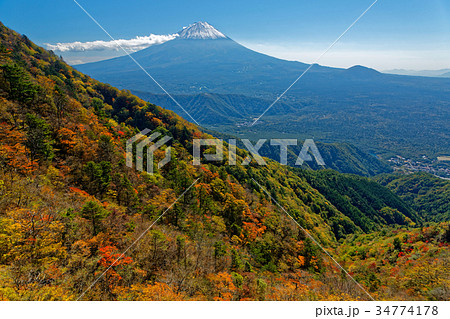御坂山地・鍵掛峠付近の紅葉と富士山 34774178