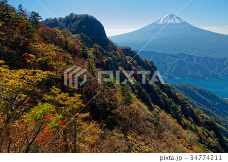 御坂山地・十二ヶ岳の紅葉と初冠雪の富士山 御坂山地・十二ヶ岳の紅葉と初冠雪の富士山 34774211