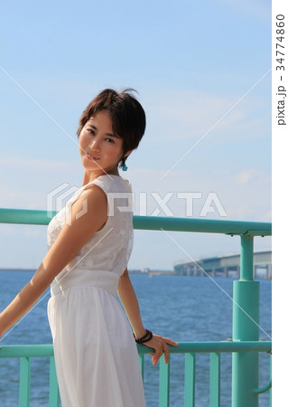 振り向く女性 振り向く女性 34774860