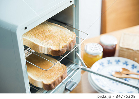 オーブントースターで食パンを焼く オーブントースターで食パンを焼く 34775208