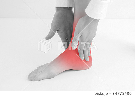 足首が痛い女性 34775406