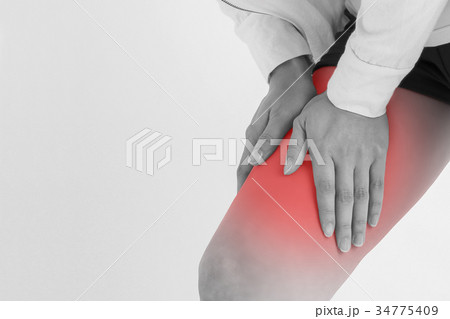 太ももが痛い女性 34775409