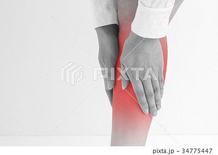 ふくらはぎが痛い女性 34775447