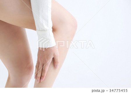 ふくらはぎを触る女性 ふくらはぎを触る女性 34775455