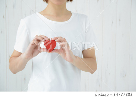 胸にハートを持つ女性 胸にハートを持つ女性 34777802