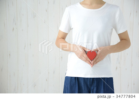 お腹にハートを持つ女性 34777804