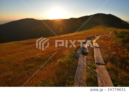 昇る太陽と会津駒ケ岳　秋の会津駒ケ岳から中門岳 34779631