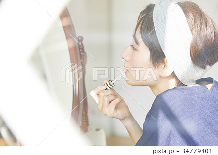 女性　ライフスタイル　メイク 34779801
