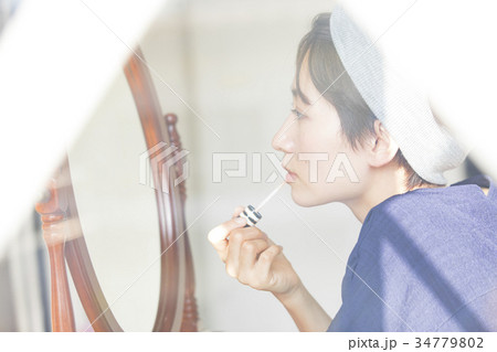 女性　ライフスタイル　メイク 34779802