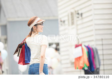 若い女性・ショッピング 34780110
