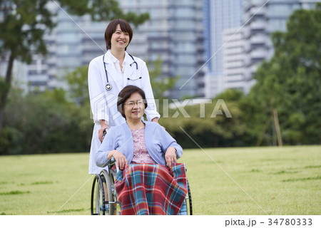 医療イメージ シニアの車いすを押す医師 医療イメージ シニアの車いすを押す医師 34780333