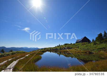 太陽の光降りそそぐ駒の池と駒の小屋　会津駒ケ岳 34780536