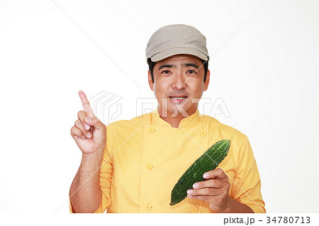 野菜を持つ笑顔の料理人 34780713
