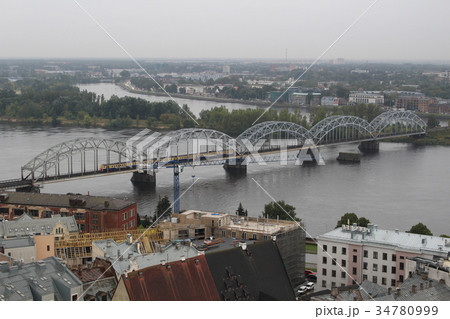 リガ歴史地区　世界遺産　鉄橋を渡る電車　ラトヴィア 34780999