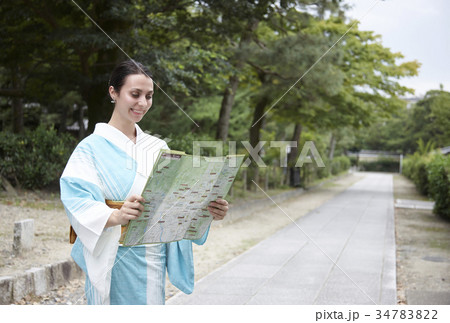 着物を着ている外国人 着物を着ている外国人 34783822