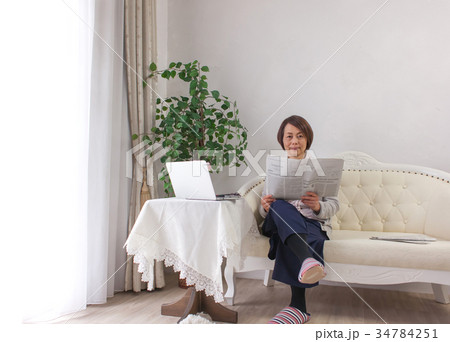 新聞を読むミドル女性 キャリアウーマン 新聞を読むミドル女性 キャリアウーマン 34784251