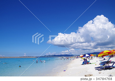 夏 沖縄 離島 ビーチ 青い海 白い砂 青空バック の写真素材