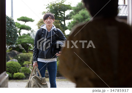 帰省　おばあちゃんと孫 34785937